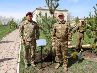Қорғаныс министрі мен әскери қызметшілер «Таза Қазақстан» экологиялық акциясын қолдады