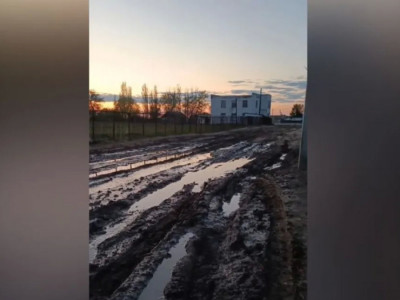 «Балалар мектепке бара алмай отыр»: Атырау облысындағы ауылда жол жоқ