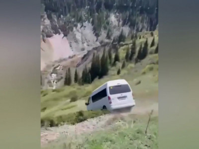 Көлсайда туристік автобус шатқалға құлап кетті