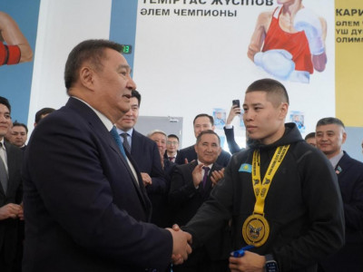 Бокстан әлем чемпионы Оразбек Асылқұловқа пәтер кілті табысталды (ВИДЕО)