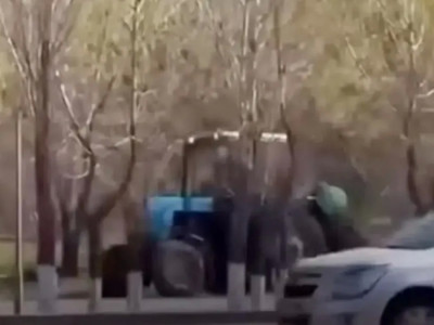 Астанада трактор жүргізушісі полицейлерден тротуармен қашқан