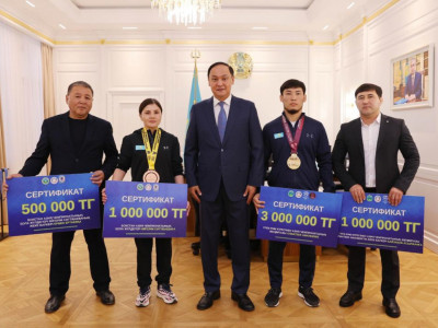 Ербол Қарашөкеев Азия чемпионатының жүлдегерлеріне сыйақы табыстады