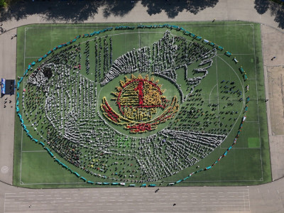 Алматыда 6 500 оқушы бейбітшілік символын бейнеледі