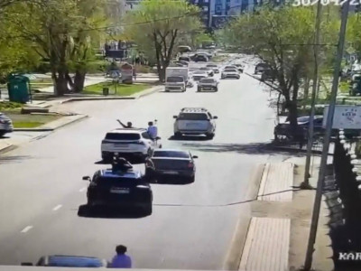 Қарағандыда көлік тізгіндеген жастар жол ережесін өрескел бұзған