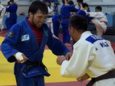 Боксшы Махмұд Сабырхан Олимпиада чемпионы Елдос Сметовпен татамиде кездесті (ВИДЕО)