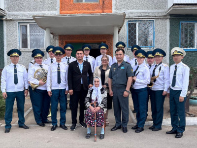 Ұлттық ұлан оркестрі жезқазғандық тыл ардагерін Жеңіс күнімен құттықтады