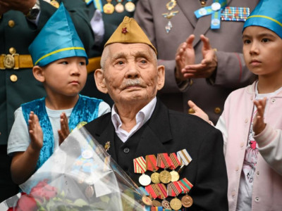 Құрлық әскерлерінің бас қолбасшысы Астанадағы жалғыз соғыс ардагерін мерекемен құттықтады