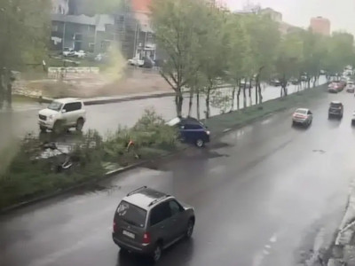Көлік ағаштарды жайпап кеткен: 18 жастағы жүргізуші ауыр жол апатына түсті (ВИДЕО)