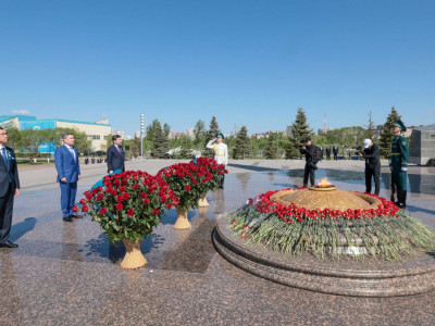 Олжас Бектенов, Мәулен Әшімбаев және Ерлан Қошанов соғыс жылдарында құрбан болғандарды еске алды