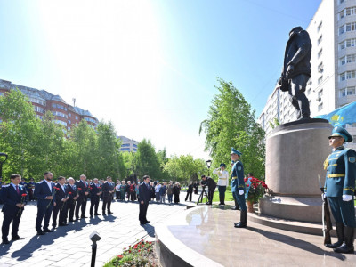 Мәжіліс төрағасы Талғат Бигелдиновтің ескерткішіне гүл шоғын қойды