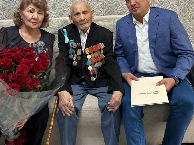«AMANAT» партиясының Хатшысы Ержан Жылқыбаев 102 жастағы майдангерге құрмет көрсетті