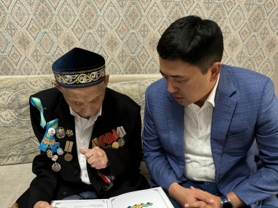 «AMANAT» партиясының Хатшысы Ержан Жылқыбаев 102 жастағы майдангерге құрмет көрсетті