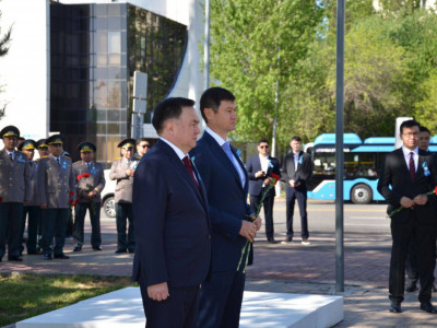 Жоғарғы Сот төрағасы Мәншүк Мәметованың ескерткішіне гүл шоқтарын қойды