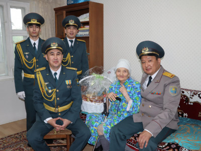 Ұлттық ұлан тыл ардагерлеріне құрмет көрсетті