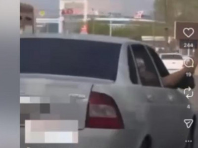 Көлік терезесінен аяғын шығарған: Өскеменде жүргізуші мен жолаушы жауапқа тартылды