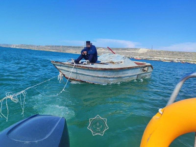 Каспий теңізінде жағаға жете алмай қалған ер адам құтқарылды