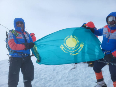 Қазақстандық альпинист 6 189 метр биік шыңда Қазақстан туын желбіретті