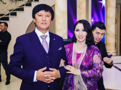 «Тоқал аласың ба деп те айттым»: Өмірқұл Айниязовтың жары сырын ашты