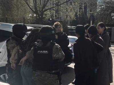 Оралда ер адамды суреттерімен бопсалаған әйел ұсталды (ВИДЕО)