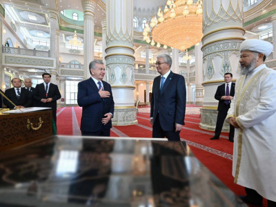 Қасым-Жомарт Тоқаев пен Шавкат Мирзиёев Түркістандағы жаңа мешітті аралады