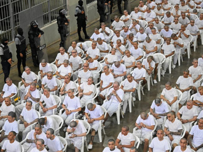 "47 мыңнан астам қылмыс жасаған": Сальвадорда 486 адамдық бандаға қатысты сот басталды