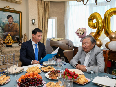 Алматы әкімі Президент атынан Олжас Сүлейменовті құттықтады