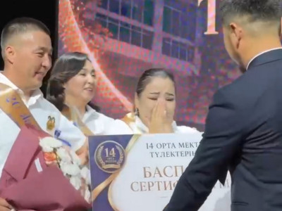 Жаңаөзенде түлектер өз сыныптастарына баспана сыйлады