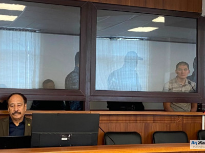 «Бүгін – Мақсот Қарабалиннің туған күні»: Атырауда Сұлтан Сәрсемәлиевтің соты басталды