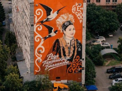 Алматыда Роза Бағланова тұрған үйге мурал салынды