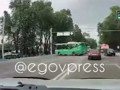 Алматы облысында жүк көлігі автобусқа соғылды (ВИДЕО)