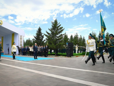 «Қастерлі рәміздеріміз – ұлт құндылықтарының жарқын символы»: Президент Мемлекеттік ту көтеру рәсіміне қатысты