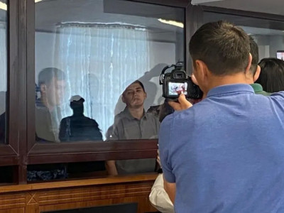 Атыраудағы бүтін бір отбасының өлімі: сотта ерлі-зайыпты көмілген жерден кадрлар көрсетілді