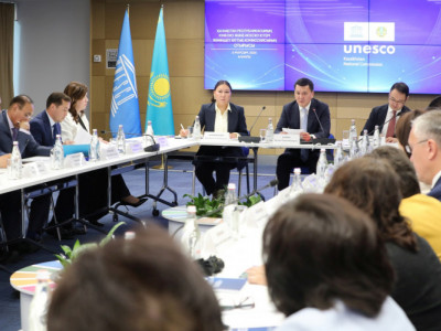 Мемлекеттік кеңесші Ерлан Қарин ЮНЕСКО және ИСЕСКО істері жөніндегі ұлттық комиссияның отырысын өткізді
