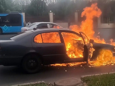 Астанада газбен жүретін Toyota Aristo көлігі өртеніп кетті (ВИДЕО)