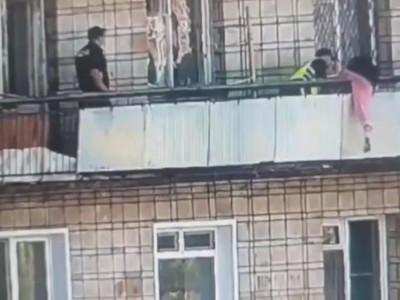 Соңғы сәтте үлгерді: Степногорскіде қызды құтқару сәті видеоға түсіп қалды