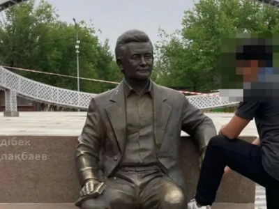 Қонаевта Бердібек Соқпақбаевтың ескерткішімен әдепсіз фотосессия жасаған жігіт жазаланды