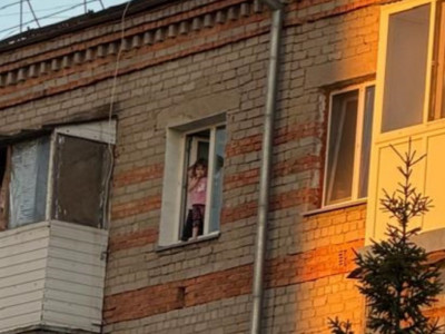Петропавлда ашық терезе алдында ойнаған балалар отбасынан алынды