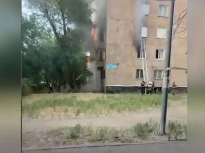 Павлодардағы бес қабатты үйден шыққан өрт: Екінші қабаттың терезесінен секірген қыз көз жұмды