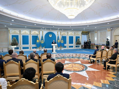 «Ұлт саулығы бәрінен қымбат»: Президент медицина қызметкерлерін кәсіби мерекемен құттықтады