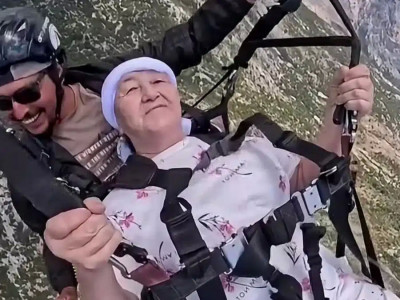 74 жастағы әжей парапланмен ұшып, жұртты таңғалдырды (ВИДЕО)