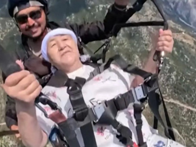"Балаша қуандым": Парапланмен ұшқан 74 жастағы әжей әсерін бөлісті (ВИДЕО)