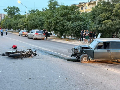 Ақтауда жеңіл көлікпен соқтығысқан мотоцикл жүргізушісі қаза тапты