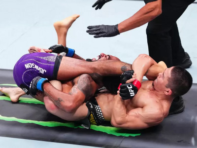 UFC: Асу Алмабаев қарсыласын ерекше әдіспен жеңді
