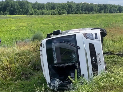 Рөлде ұйықтап кеткен әйелдің кесірінен 27 бала отырған автобус аударылды