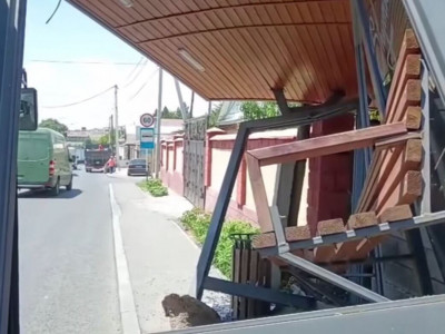 Шымкентте автобус жүргізушісі аялдаманы соқты