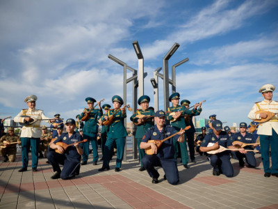 Ұлттық ұлан қазақстандықтарды домбыра күнімен құттықтады
