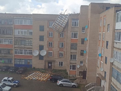 Ақмола облысында қатты жел көп қабатты үйдің шатырын жұлып әкетті