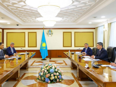 Үкімет басшысы Аризона университетінің президентімен кездесті