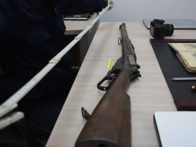 Атырау тұрғыны тарихи Winchester 1895 қаруын полицияға тапсырды