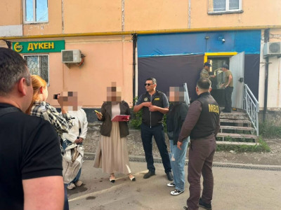 «Зорлады деп арыз жазамын»: Ақтөбелік азаматтан ақша бопсалаған әйел ұсталды